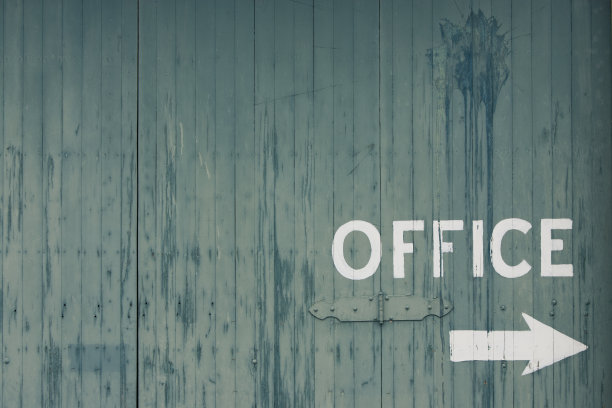 木墙上文字特写图片下载