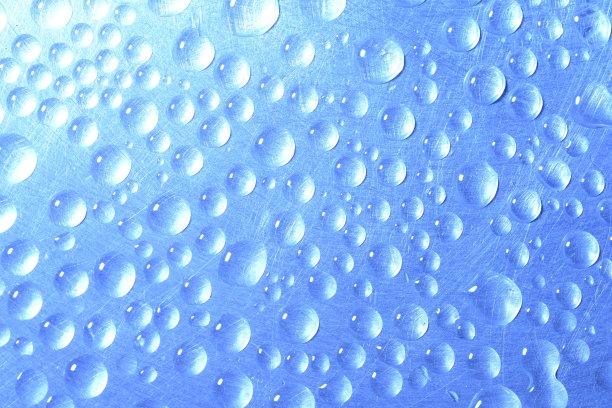 金属划痕上的蓝色水滴图片下载