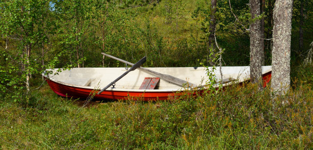 船在岸上准备旅行图片下载