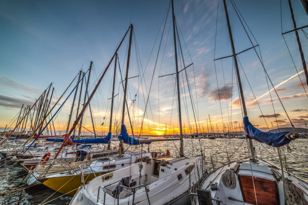 阿尔盖罗港的一排小船图片下载