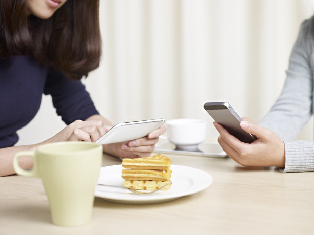 女性使用手机图片下载