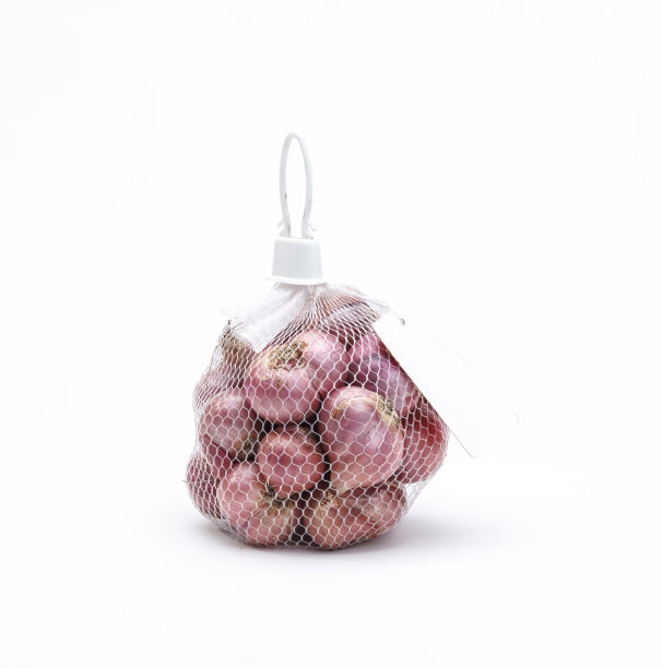 葱在一个网袋孤立图片下载