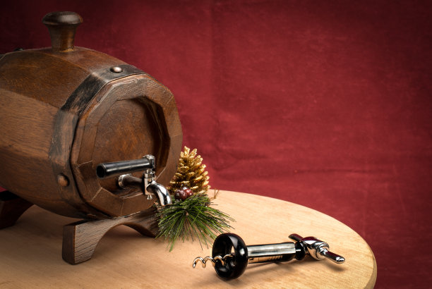 桶在桌子上和开瓶器图片下载