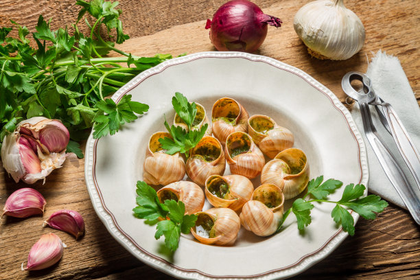 自制烤蜗牛配大蒜黄油和新鲜香草图片下载