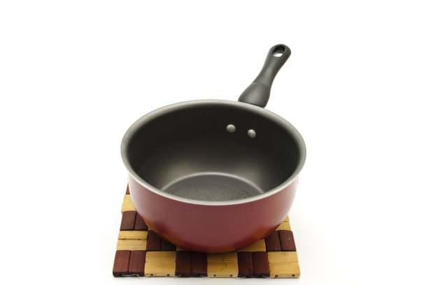底衬有黑色把手的烹饪锅图片下载