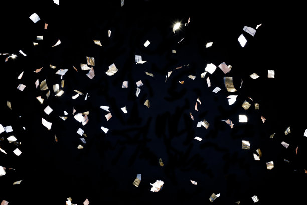 黑色背景上的金色五彩纸屑图片下载