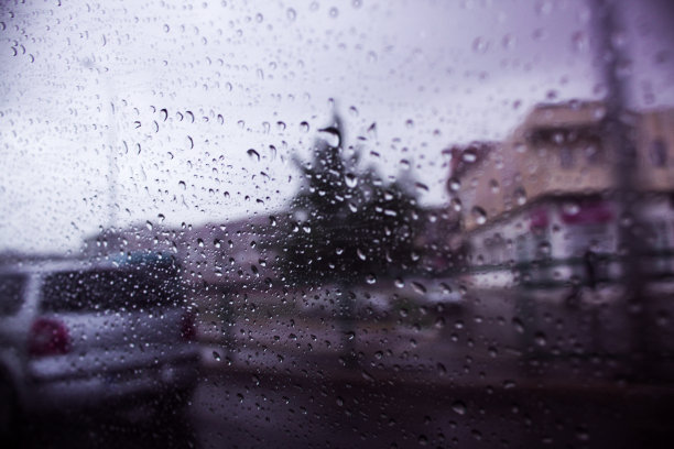 城市背景上的水滴纹理图片下载