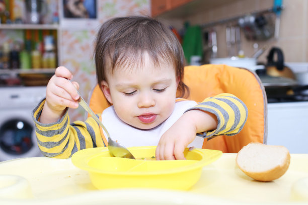 宝宝学会喝汤图片下载