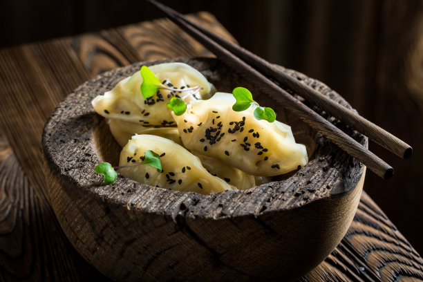 享用木碗里的中国饺子素材图片