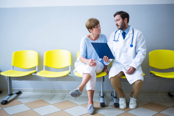 医生和病人讨论报告素材图片