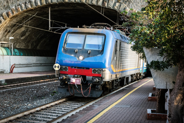 旅客列车驶出隧道图片下载