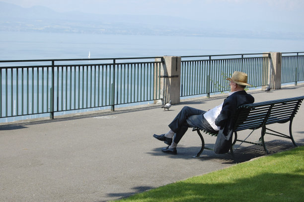 一个坐在长椅上的老人图片下载