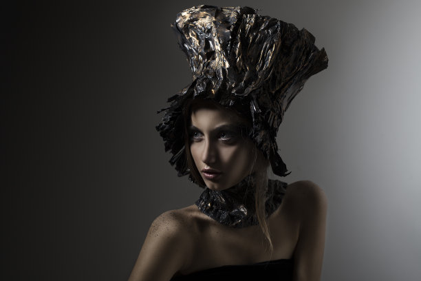 戴金属帽子的漂亮女孩图片下载