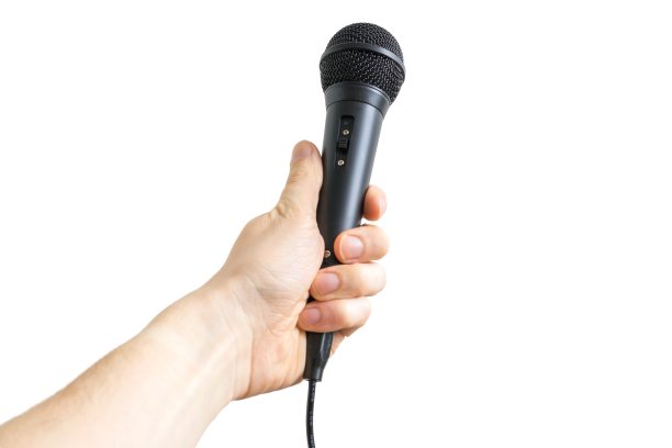 记者手里拿着麦克风。孤立在白色背景上。图片下载