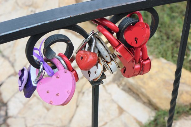 挂锁象征着对爱情的忠诚。图片下载