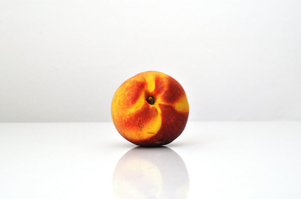 锃亮的白色桌子上的桃子图片下载