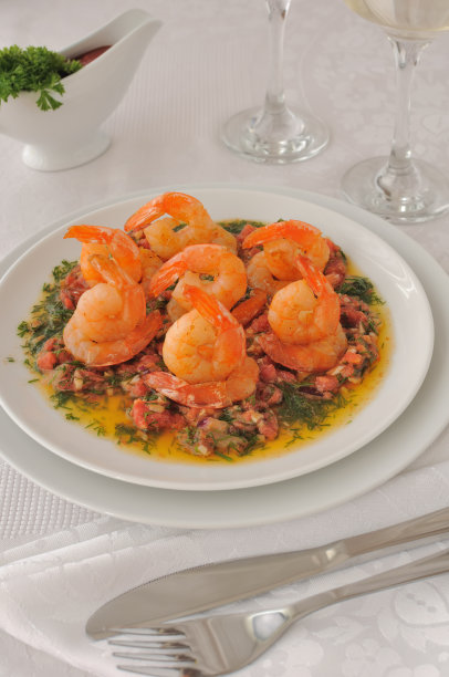 烤虾配西红柿，大蒜和香草图片下载