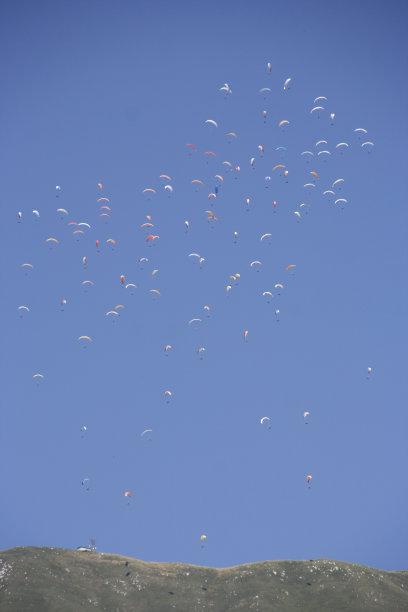 滑翔伞比赛数百个翅膀图片下载