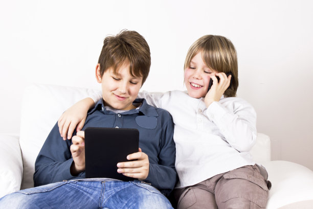 孩子们用数码平板电脑图片下载