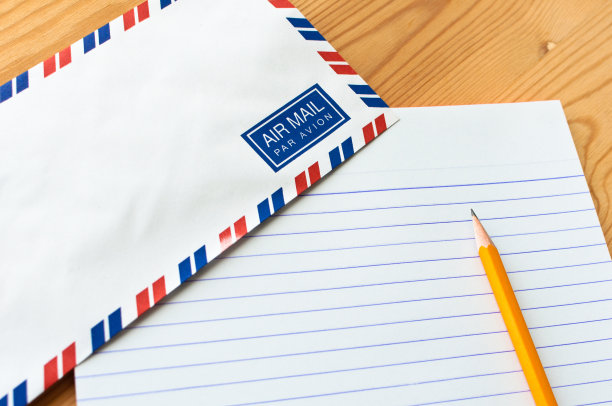 信和铅笔在木头上图片下载