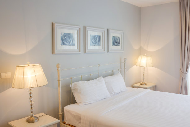 一间全白的卧室，两盏灯都开着图片下载