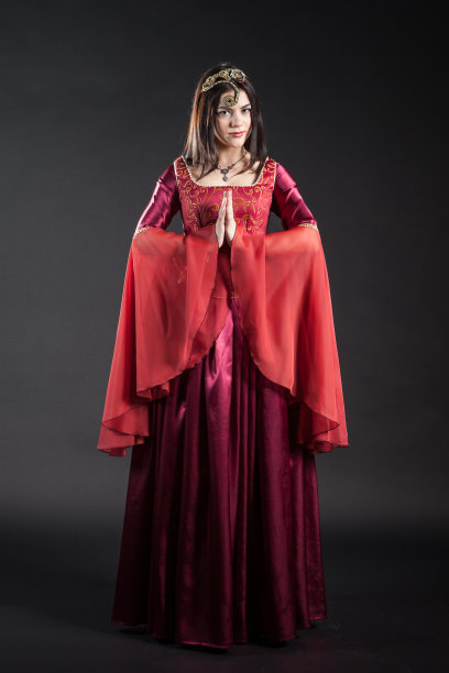 年轻女子肖像在红色的裙子在黑暗的背景图片下载