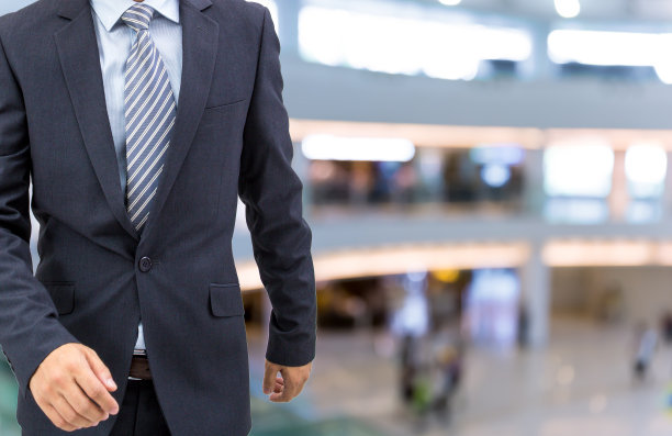 孤立的商人在购物中心背景图片下载