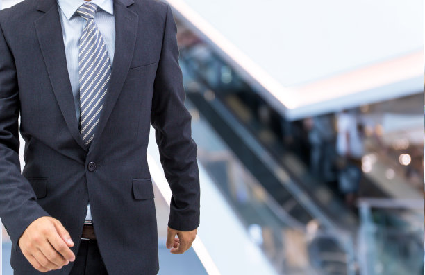 孤立的商人在购物中心背景图片下载