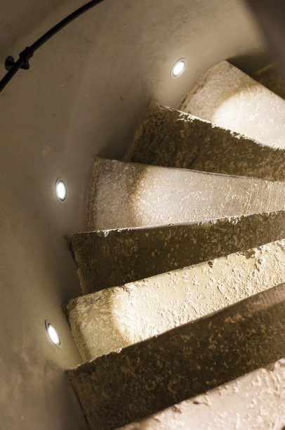 螺旋混凝土楼梯的聚光灯照明图片下载