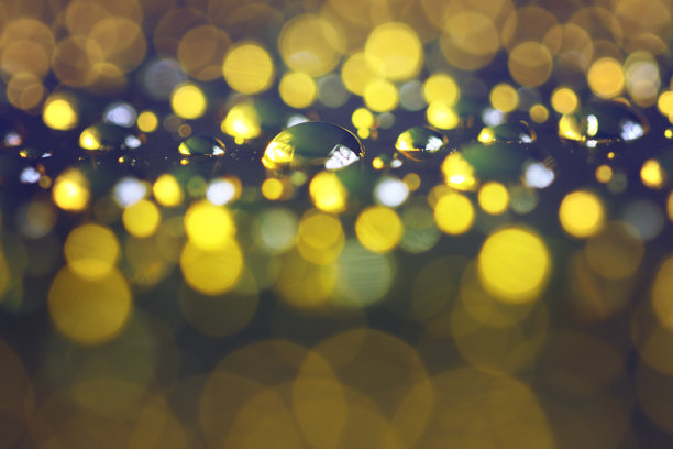 水滴散景灯的金色背景图片下载