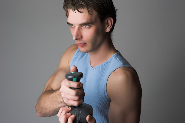 男模特持有电子游戏操纵杆图片下载