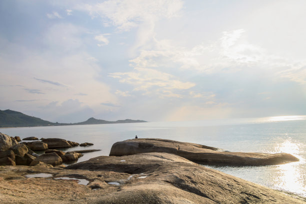 日出的早晨与雾和著名的祖母岩石图片下载