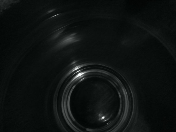 玻璃杯中的同心圆图片下载