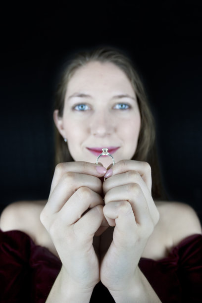 漂亮的年轻女子展示她的订婚戒指图片下载