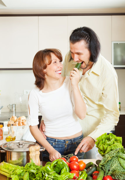新婚夫妇吃新鲜蔬菜图片下载
