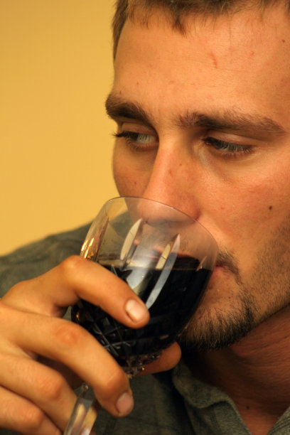 男人喝酒图片下载