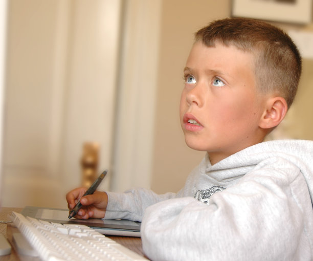 男孩在电脑4上图片下载