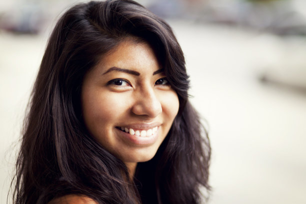 微笑的美丽西班牙女人图片下载