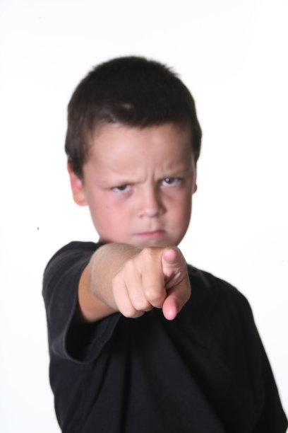 小男孩被孤立在怀特图片下载