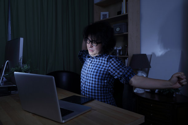 晚上工作图片下载