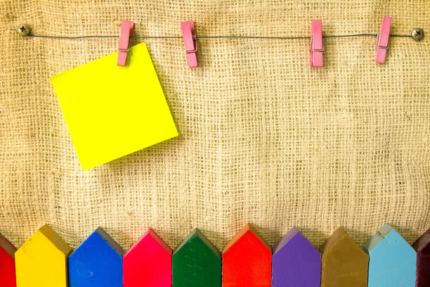 挂黄色的注意图片下载