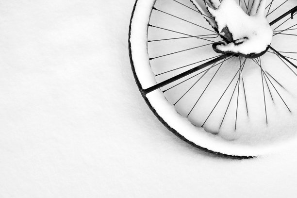 雪地里的自行车轮胎图片下载