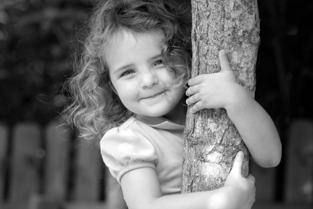 漂亮的卷发抱着树图片下载