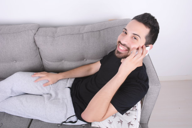 男人在打电话。图片下载