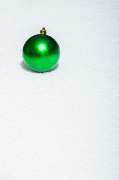 绿色的圣诞装饰上的雪图片下载