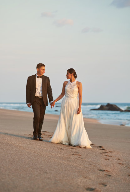 新娘和新郎在海滩上散步图片下载