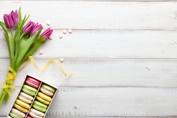 紫色郁金香和一盒马卡龙素材图片