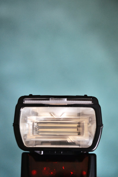 绿色蓝色背景的单反相机闪光灯图片下载