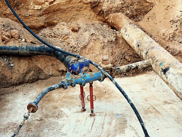 连接闸阀和缩径构件的饮水管道。图片下载