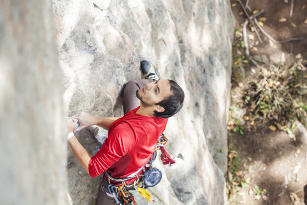 岩石上的攀登者图片下载